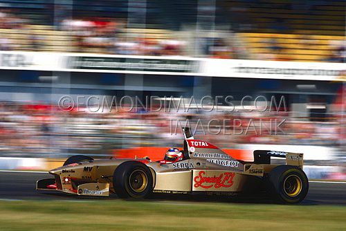 Rubens Barrichello, Jordan Peugot F1, Gold-2, GP Duitsland, 1996.jpg