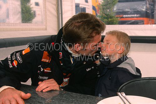 Jos en Max Verstappen, Arrows F1, 2000, GP Frankrijk.jpg